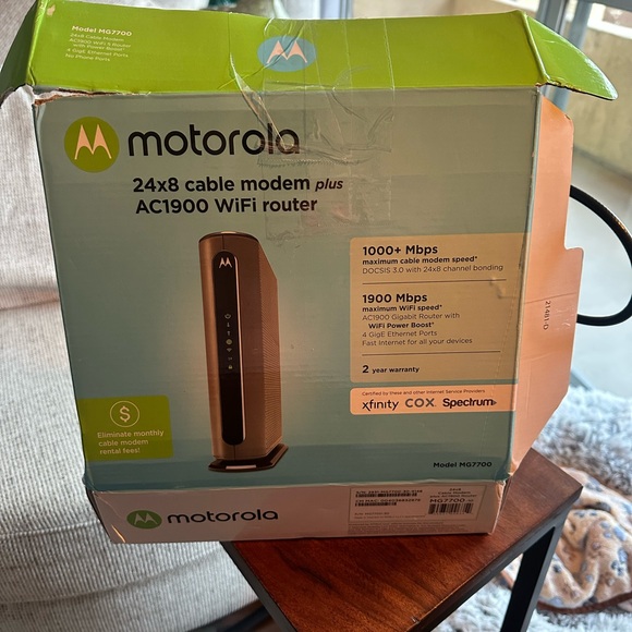 Motorola AC1900 WiFi Router / Modem combo - Picture 4 of 5